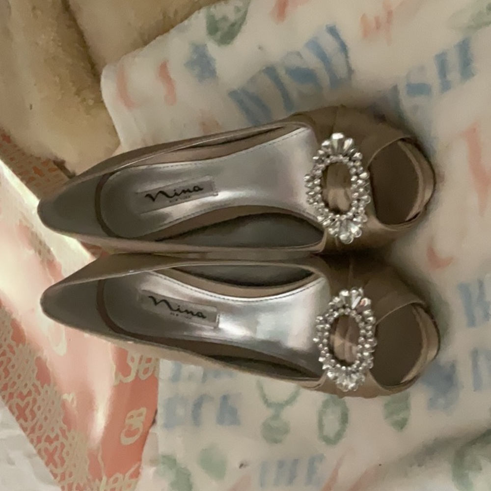Nina formal taupe heels. Size 7. Never worn